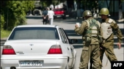 Узбекские военные проверяют документы на улицах Андижана. 17 мая 2005 года.
