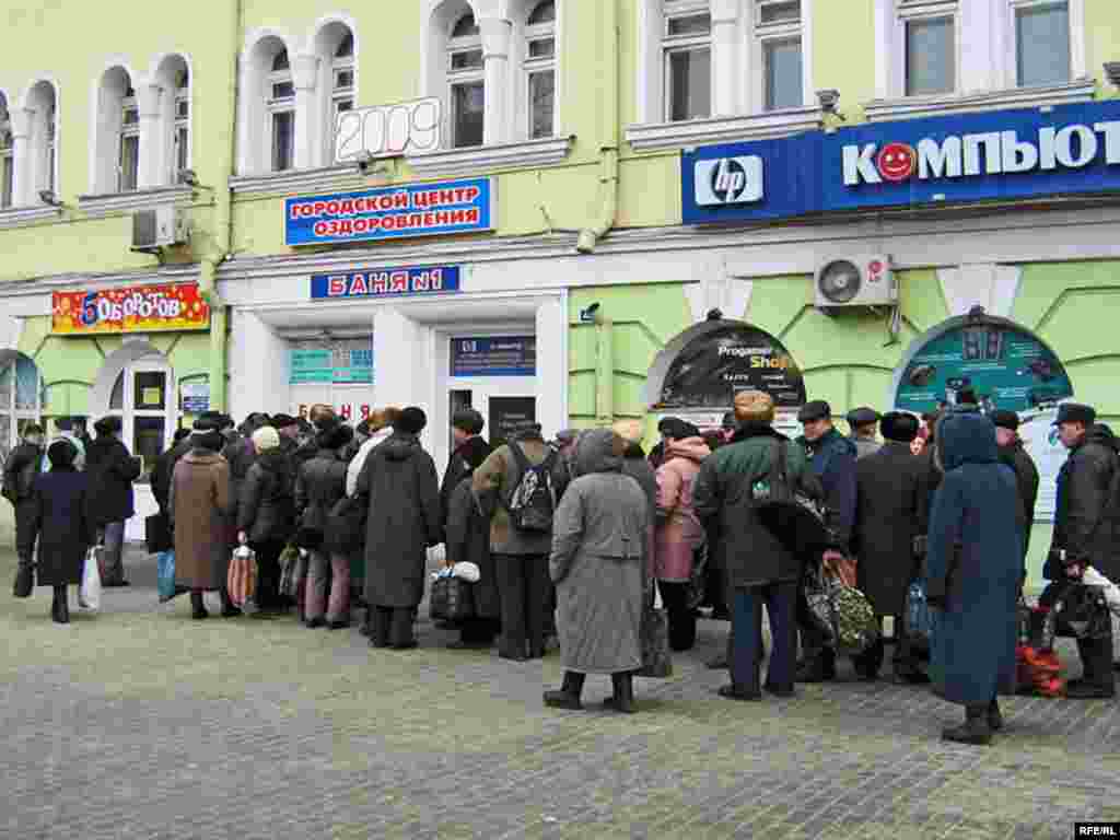 Чарга пэнсіянэраў перад гарадзкой лазьняй у Гомелі - Чарга пэнсіянэраў перад гарадзкой лазьняй у Гомелі