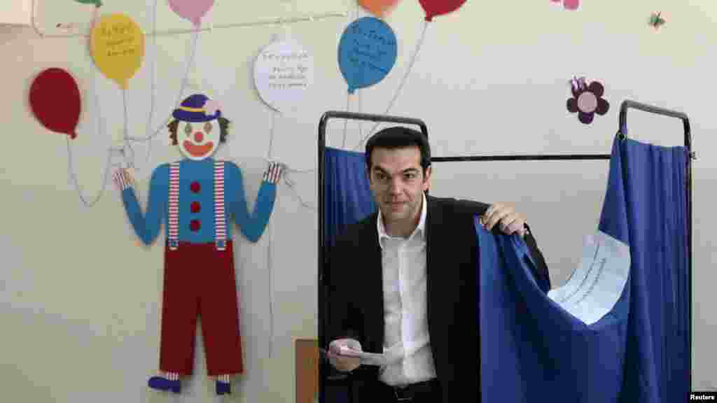 Tsipras gənc yaşlarından siyasətlə məşğul olmağa başlayıb. O 80-ci illərdə Gənc Kommunistlər Təşkilatına üzv olub. 