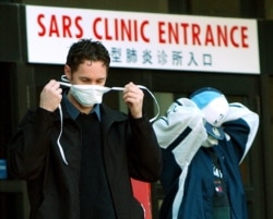 Un bărbat, la intrarea unei clinici pentru pacienții SARS din Toronto, în martie 2003.