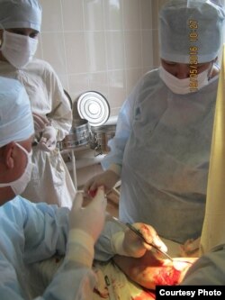 Медсестра Галина Козаченко асистує лікарю Сергію Федоренку під час операції у Попаснянській центральній районній лікарні. Травень 2016 року