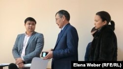 Солдан оңға қарай: Қарағанды қаласы әкімдігінің заңгері Руслан Қансейтов, заңгер Ерлан Қалиев және белсенді Әлия Садырбаева. Қарағанды, 4 ақпан 2019 жыл.