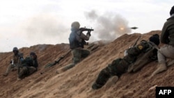 Shi'ite fighters battle near the city of Tal Afar in Iraq. (file photo)