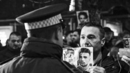 Otac Davida Dragičevića - Davor Dragičević s fotografijom sina Davida na jednom od protesta u Banjoj Luci. 