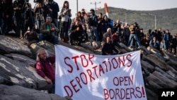 Njemački aktivisti koji su dočekali migrante u turskoj luci Dikili, 4. aprila 2016.