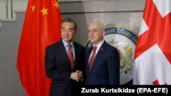 Ван И и Давид Залкалиани на встрече в МИД Грузии, 24 мая 2019 г.