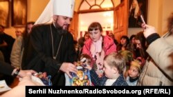 Глава ПЦУ Епіфаній вручив дітям подарунки до дня святого Миколая – фото