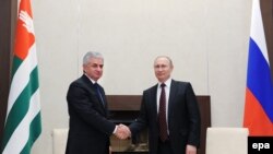 рускиот претседател Владимир Путин и лидерот на Абхазија Раул Хаџимба