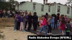 Ученици од пелагониските села Долно Српци и Беранци каде новата учебна година започна со протести.