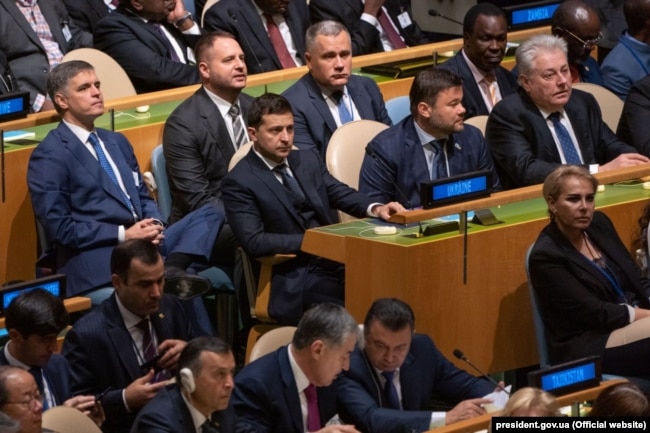Андрій Єрмак сидить за президентом Володимиром Зеленським на Генасамблеї ООН