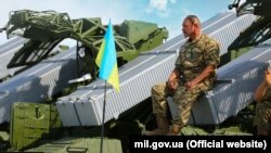 Український воїн-артилерист і зенітно-ракетні комплекси Оса-АКМ (ілюстраційне фото)