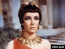 Britansko-američka glumica Elizabeth Taylor u ulozi Kleopatre u istoimenom filmu iz 1963. godine