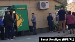 Очереди у банкоматов Народного банка. Уральск, 4 мая 2018 года. 