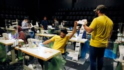 Iranski umjetnici šiju zaštitne maske, Hafez teatar u Tehranu, Iran, 17 april 2020.