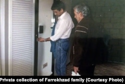 لحظه ورود مهرداد فرخزاد به خانه برادرش در نخستین بازدید از این مکان پس از قتل او