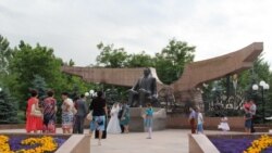 Памятник Нурсултану Назарбаеву в парке первого президента в Алматы.