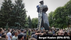 Пам’ятник маршалу СРСР Георгію Жукову за мить до знесення, Харків, 2 червня 2019 року