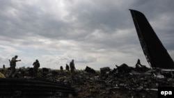 Бойовики угруповання «ЛНР» на місці падіння збитого українського транспортного літака Іл-76, Луганськ, 14 червня 2014 року