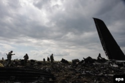 Угруповання «ЛНР» в зоны падіння збитого українського військово-транспортного літака (Іл-76) у східному місті Луганськ, Україна, 14 червня 2014 р.