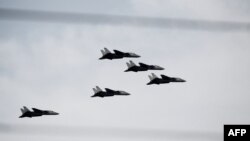 Эроннинг F-14 русумидаги учқичлари Теҳрондаги Армия куни парадида, 2013 йил 14 апрел.