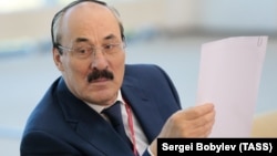 "Ко мне нормально относятся президент страны, председатель правительства страны, даже Аллах", - утверждает глава Дагестана