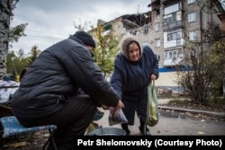 Nikolai vinde struguri din grădina sa.