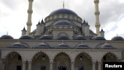 Grozniyda 8 yil muqaddam turkcha uslubda qurib bitkazilgan jome’ masjidiga Ahmad hoji Qodirov nomi berilgan.