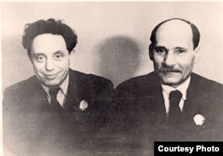Зьмітрок Бядуля і Якуб Колас у дзень узнагароджаньня ордэнамі. 1939 год