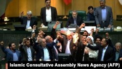 Parlamentarii iranieni au dat foct unui steag american după ce Donald Trump a anunțat retragerea Americii din acordul nuclear iranian,Teheran, 9 mai 2018.