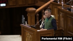 Octavian Ţîcu la tribuna centrala a parlamentului