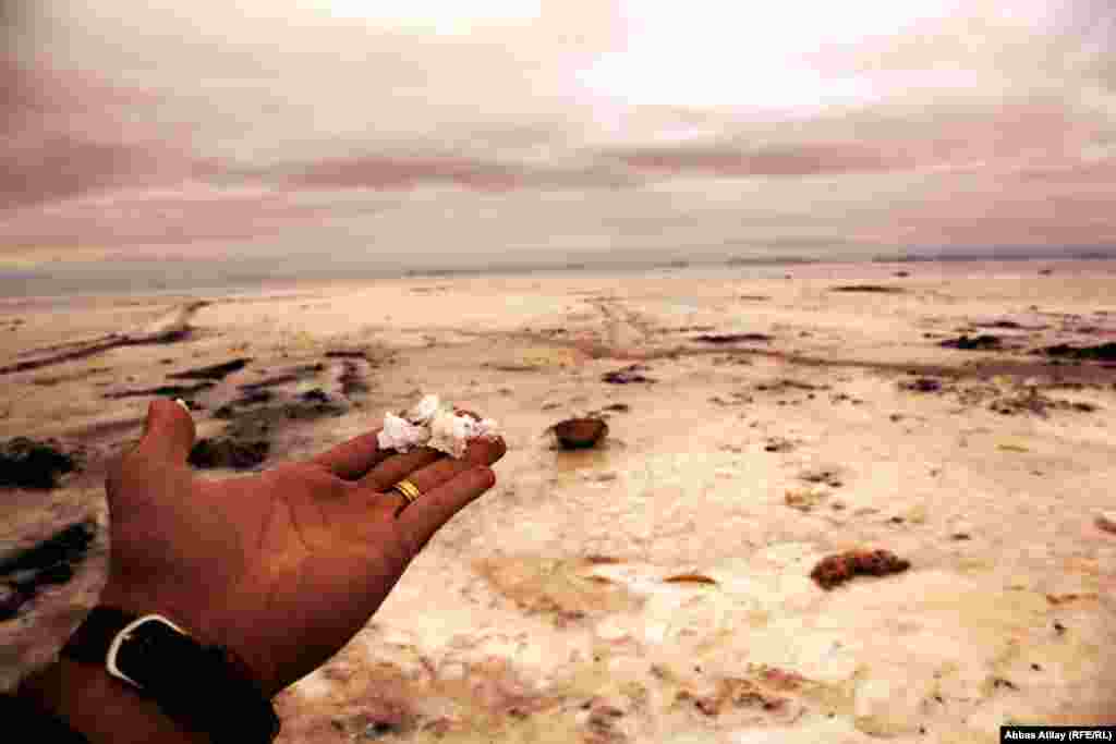 خشک شدن بخش&zwnj;هایی از دریاچه ارومیه و اعتراض&zwnj;ها به عدم توجه دولت به آن از مهم&zwnj;ترین رویدادهای سال ۹۰ بود. این عکس قسمتی از دریاچه ارومیه را در ششم آبان&zwnj;ماه ۹۰ نشان می&zwnj;دهد.