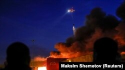 "Синдика" базарындагы өрттү тик учак менен өчүрүү. Москва, 8-октябрь, 2017-жыл.