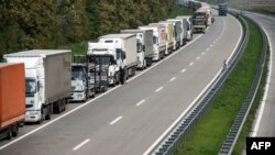 Kolona e kamionëve që presin në pjesën serbe, për të kaluar në Kroaci