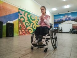 Анна Фролова репетирует танец. Уральск, 4 ноября 2019 года.