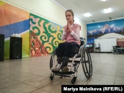 Анна Фролова репетирует танец. Уральск, 4 ноября 2019 года.