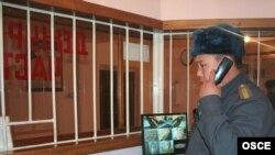 25-декабрдан тарта Кыргызстанда милиция күчөтүлгөн тартипте иштөөгө өттү. 