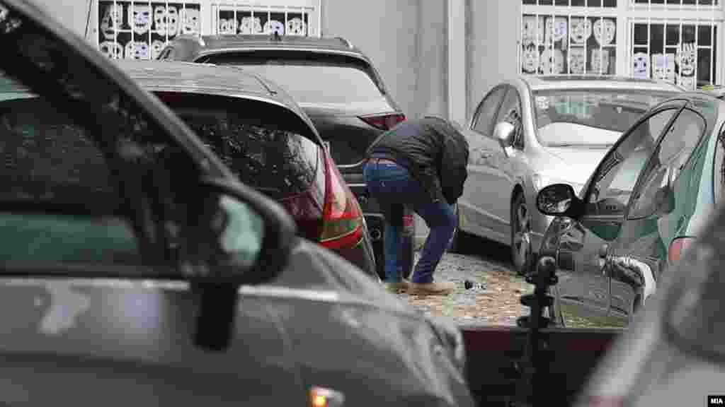 МАКЕДОНИЈА - Направа што наликува на рачна бомба била пронајдена покрај автомобил на паркинг-просторот во близна на Средното уметничко училиште Лазар Личеноски во Скопје, поради што се евакуирани сите присутни во објектот, потврди полицијата.