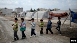 Түркияның Сириямен шекарасындағы босқындар лагерінде жүрген сириялық босқын балалар. (Көрнекі сурет)