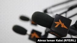Микрофоны с логотипом «Азаттык медиа».