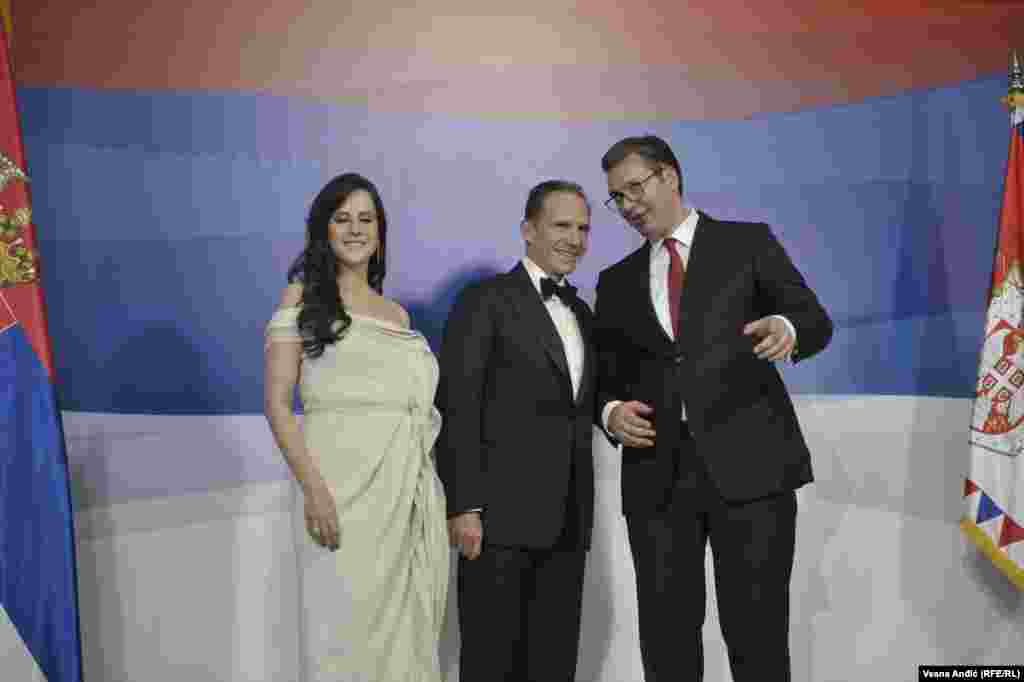 Predsednik Srbije Aleksandar Vučić sa suprugom Tamarom i glumac Ralph Finnes