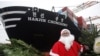 Різдвяний Дід роздає ялинки морякам у порту німецького Гамбурга