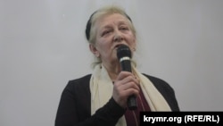 Діляра Абдуллаєва виступає на засіданні «Кримської солідарності», 30 квітня 2018 року
