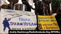 Протест проти будівництва малих ГЕС у Карпатах рік тому в Києві