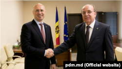 Premierul democrat Pavel Filip împreună cu ambasadorul Rusiei în R. Moldova, Oleg Vasnetov