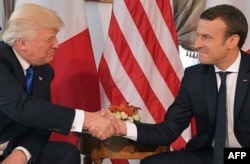 Donald Trump si Emmanuel Macron la reuniunea NATO din Bruxelles, 25 mai, 2017