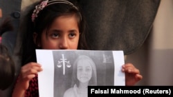 Një vajzë e vogël duke kërkuar drejtësi për Zainab Ansarin, e cila është dhunuar dhe më pas është vrarë në Pakistan, foto nga arkivi