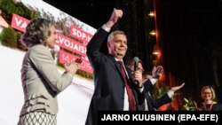 Antti Rinne (ortada) və həyat yoldaşı Heta Ravolainen-Rinne (solda) qələbəni qeyd edir