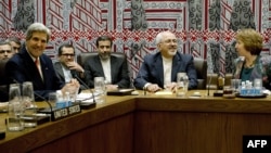 Джон Керри (слева), Кэтрин Эштон (справа) и представители Ирана ведут переговоры по ядерной программе страны. Нью-Йорк, 26 сентября 2013 года.