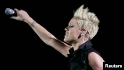  Пинк по време на собствен концерт през 2006 година в Париж. 