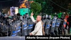 Colonelul Cătălin Paraschiv, dirijând forțele de intervenție specială ale Jandarmeriei la 10 august 2018, când protestele pașnice au fost înăbușite de forțele de ordine